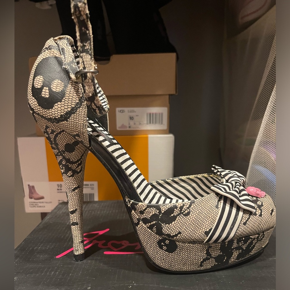 Lace and striped stiletto